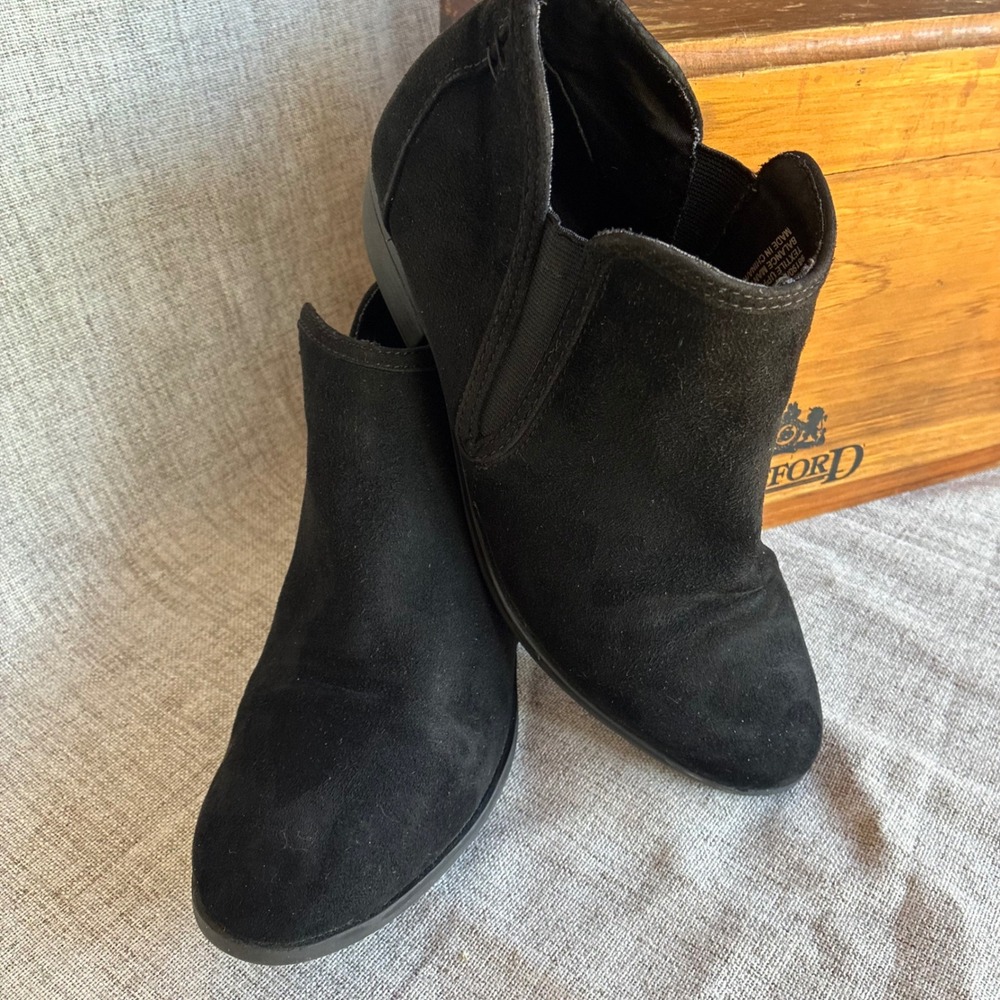 Maurices Bridget Ankle Boots Black Faux Suede Size 8 Low Heel Booties 98190